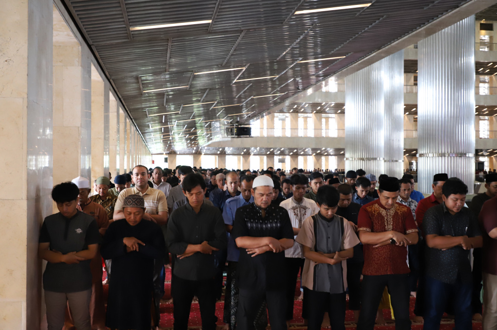 Warga sedang melaksanakan Ibadah sholat Jum'at perdana di Bulan Suci Ramadan 1447 H di Masjid Istiqlal (Ashar/SinPo.id)