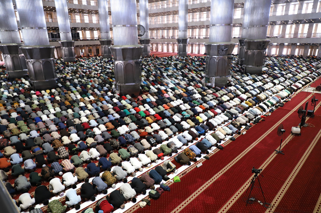 Warga sedang melaksanakan Ibadah sholat Jum'at perdana di Bulan Suci Ramadan 1447 H di Masjid Istiqlal (Ashar/SinPo.id)