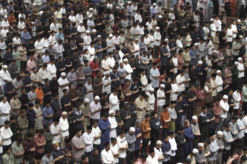 Umat Muslim melaksanakan ibadah sholat terawih perdana di Masjid Istiqlal (Ashar/SinPo.id)