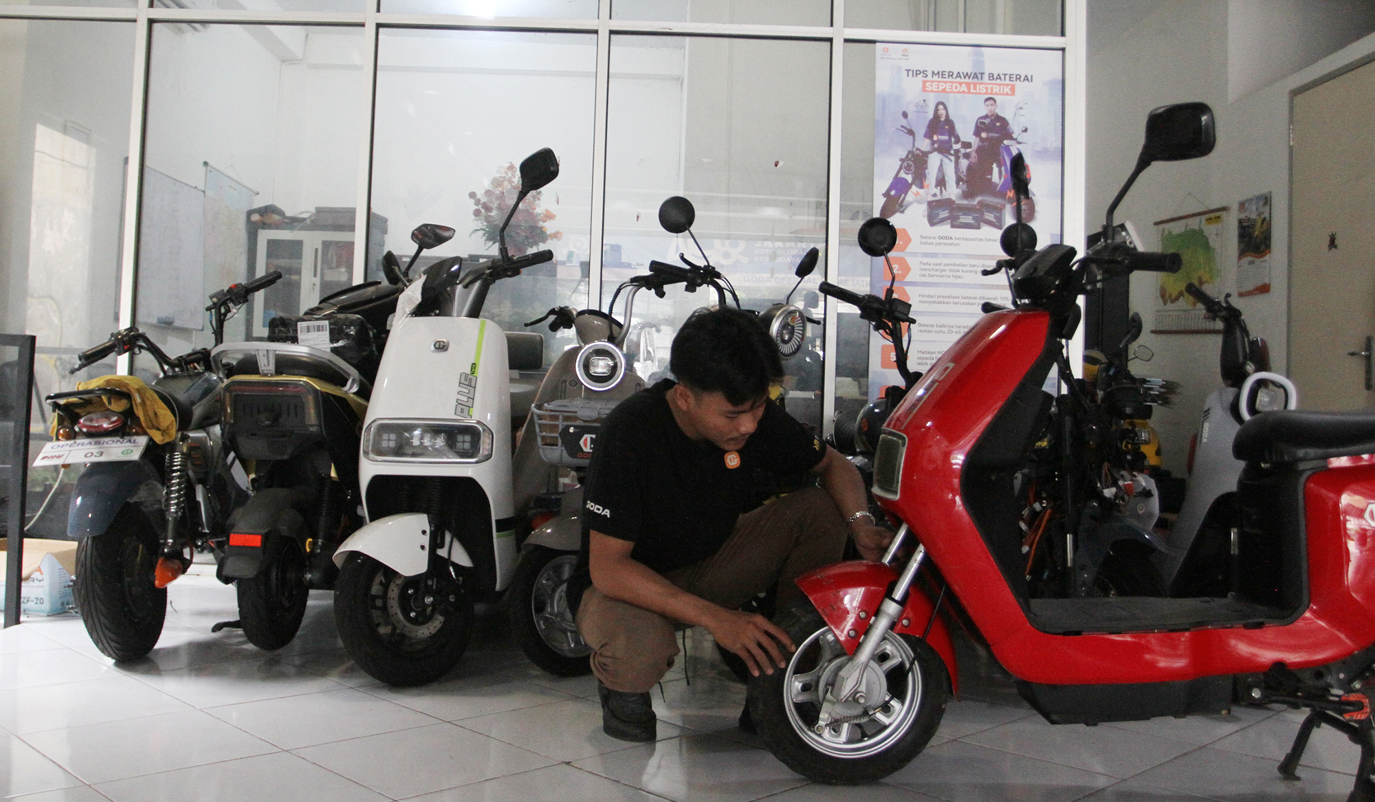 Komisi VIII DPR menggelar raker dengan Mensos Syaifullah Yusuf (Gus Ipul) membahas RKL TA 2025