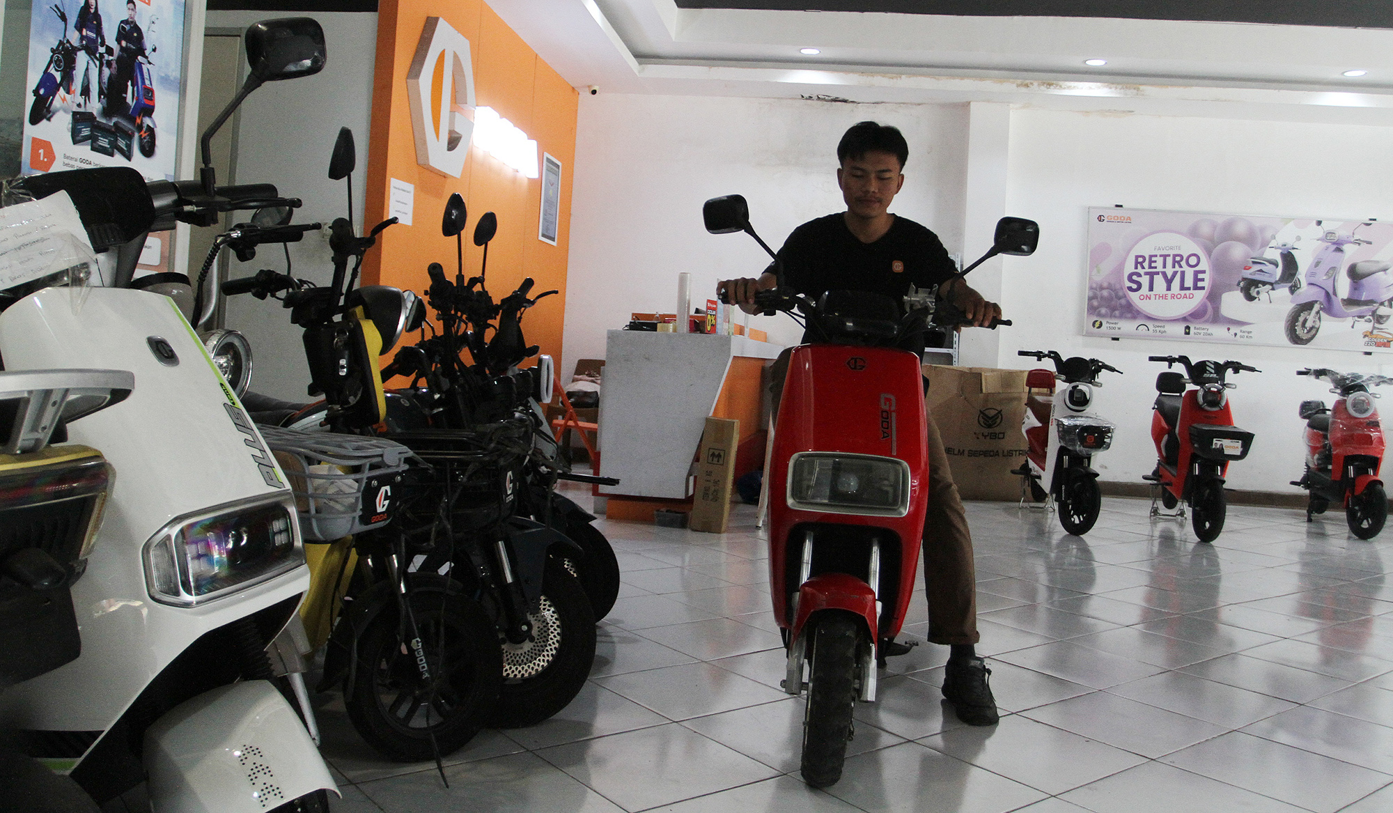 Pekerja melakukan pengecekan motor listrik di salah satu showroom di Jakarta, Senin (7 Juli 2025).