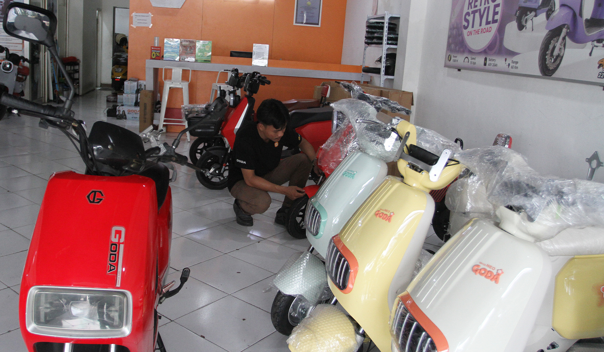 Pekerja melakukan pengecekan motor listrik di salah satu showroom di Jakarta, Senin (7 Juli 2025).