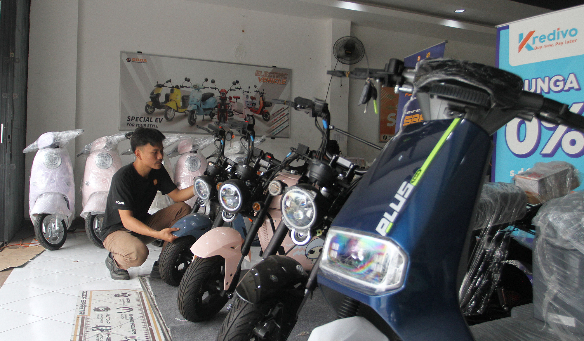 Pekerja melakukan pengecekan motor listrik di salah satu showroom di Jakarta, Senin (7 Juli 2025).