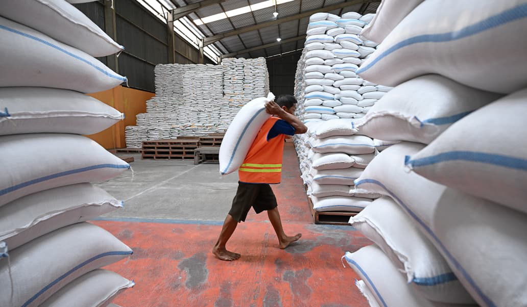 Prabowo sidak ke gedung Bulog Danurejo Magelang. (Agus Priatna/SinPo.id/BPMI Setpres)