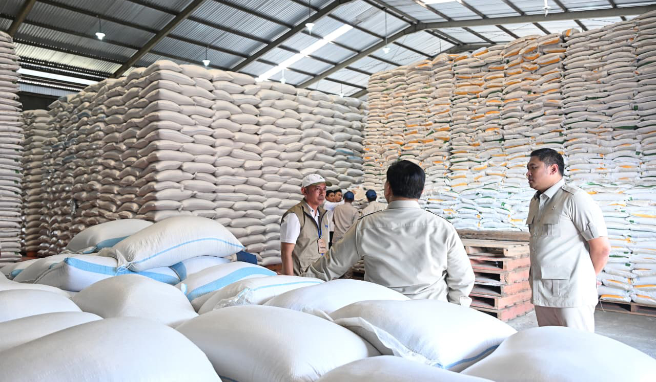 Prabowo sidak ke gedung Bulog Danurejo Magelang. (Agus Priatna/SinPo.id/BPMI Setpres)