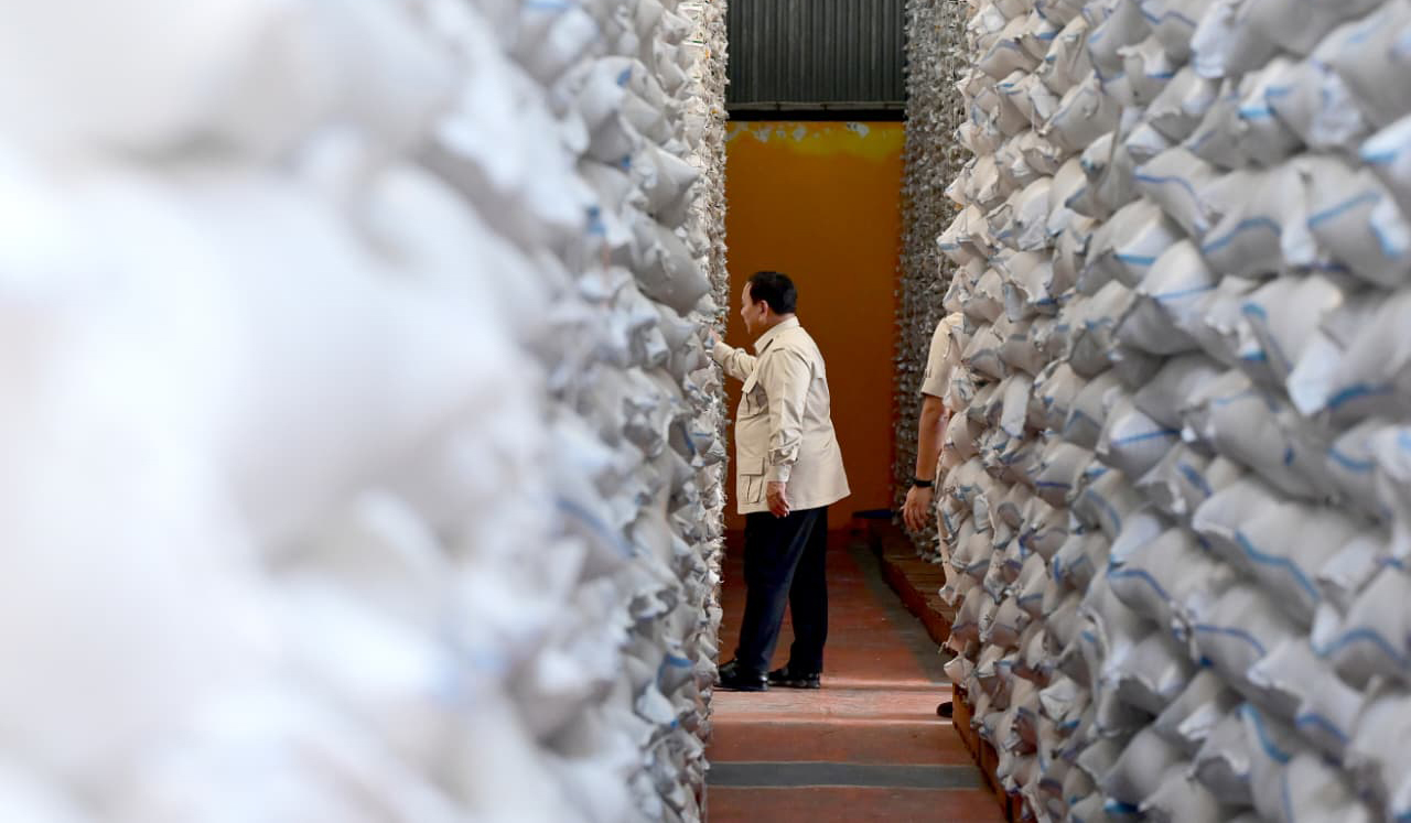 Prabowo sidak ke gedung Bulog Danurejo Magelang. (Agus Priatna/SinPo.id/BPMI Setpres)