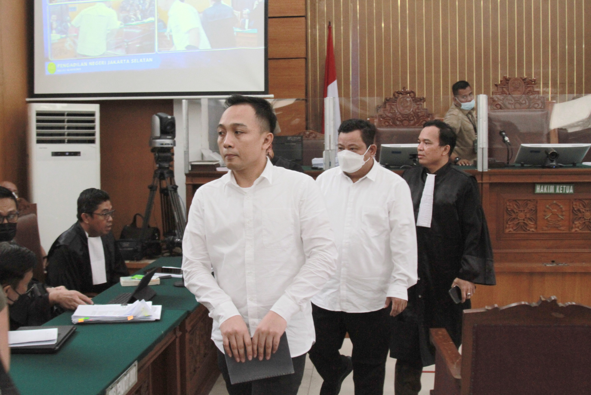 Sidang lanjutan terkait kasus pembunuhan Brigadir Yosua terdakwa Bharada Eliezer, Ricky Rizal, Kuat Ma'ruf dijadikan satu dalam satu ruangan di Pengadilan Negeri Jakarta Selatan (Ashar/SinPo.id)