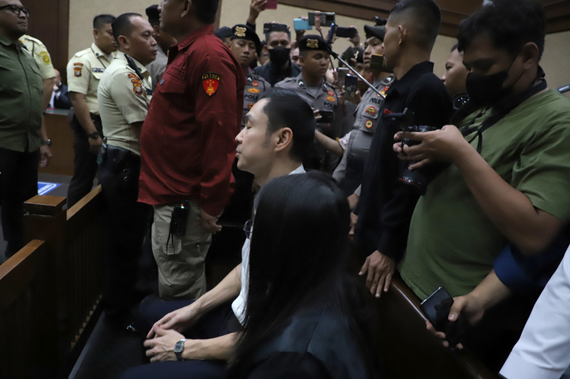 Suami dari artis Sandra Dewi, Terdakwa Harvey Moeis menjalani sidang perdana di PN Tipikor Jakarta Pusat terkait dugaan wilayah Izin Usaha Pertambangan (IUP) di PT Timah Tbk (Ashar/SinPo.id)