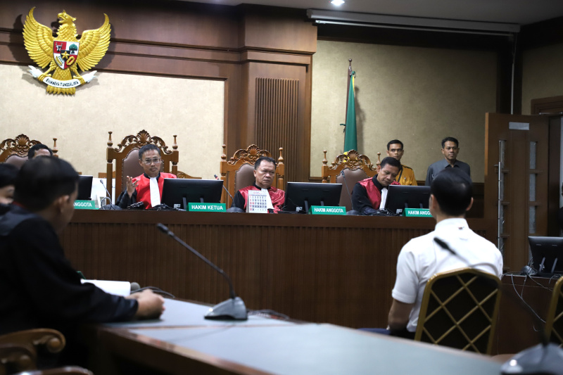 Suami dari artis Sandra Dewi, Terdakwa Harvey Moeis menjalani sidang perdana di PN Tipikor Jakarta Pusat terkait dugaan wilayah Izin Usaha Pertambangan (IUP) di PT Timah Tbk (Ashar/SinPo.id)