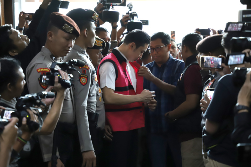 Suami dari artis Sandra Dewi, Terdakwa Harvey Moeis menjalani sidang perdana di PN Tipikor Jakarta Pusat terkait dugaan wilayah Izin Usaha Pertambangan (IUP) di PT Timah Tbk (Ashar/SinPo.id)