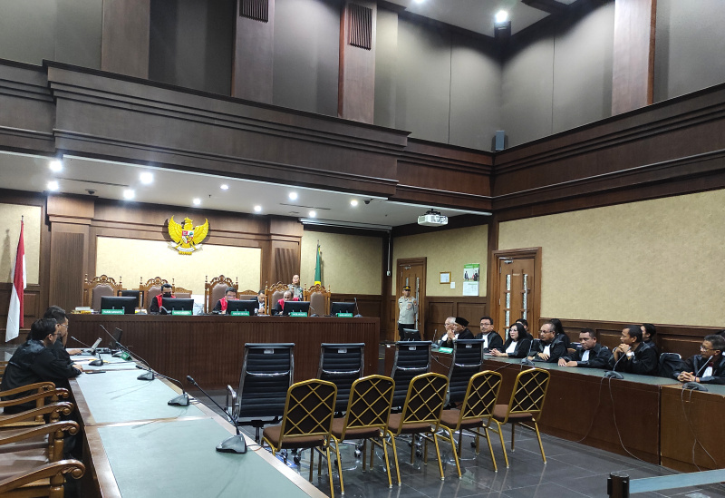 Sidang pembacaan putusan atau vonis terdakwa mantan Gubernur Papua Lukas Enembe ditunda karena terdakwa lagi sakit (Ashar/SinPo.id)