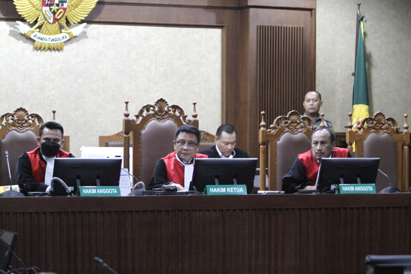 Sidang pembacaan putusan atau vonis terdakwa mantan Gubernur Papua Lukas Enembe ditunda karena terdakwa lagi sakit (Ashar/SinPo.id)