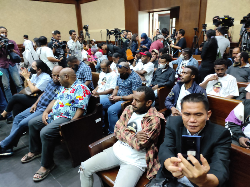 Sidang pembacaan putusan atau vonis terdakwa mantan Gubernur Papua Lukas Enembe ditunda karena terdakwa lagi sakit (Ashar/SinPo.id)