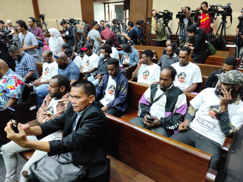 Sidang pembacaan putusan atau vonis terdakwa mantan Gubernur Papua Lukas Enembe ditunda karena terdakwa lagi sakit (Ashar/SinPo.id)