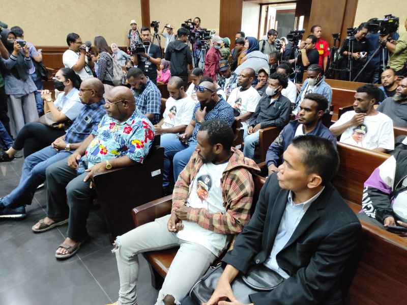 Sidang pembacaan putusan atau vonis terdakwa mantan Gubernur Papua Lukas Enembe ditunda karena terdakwa lagi sakit (Ashar/SinPo.id)