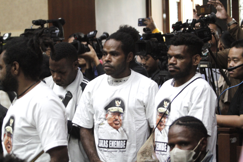 Sidang pembacaan putusan atau vonis terdakwa mantan Gubernur Papua Lukas Enembe ditunda karena terdakwa lagi sakit (Ashar/SinPo.id)