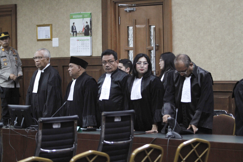 Sidang pembacaan putusan atau vonis terdakwa mantan Gubernur Papua Lukas Enembe ditunda karena terdakwa lagi sakit (Ashar/SinPo.id)