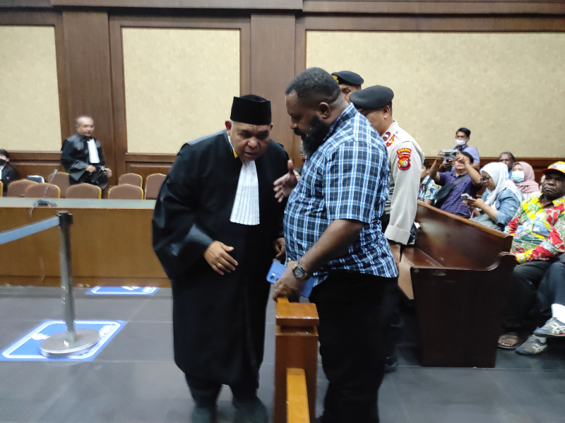 Sidang pembacaan putusan atau vonis terdakwa mantan Gubernur Papua Lukas Enembe ditunda karena terdakwa lagi sakit (Ashar/SinPo.id)