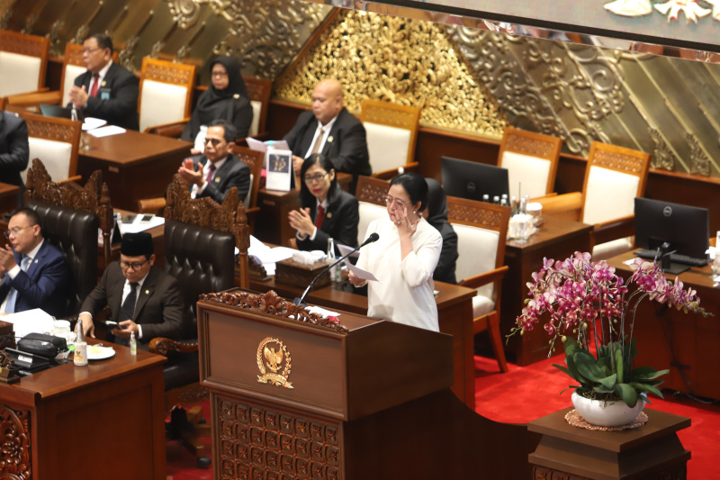 Ketua DPR RI Puan Maharani dalam pidato terakhir sidang paripurna periode 2019-2024 mengucapkan terima kasih untuk anggota dewan yang selama ini bekerja untuk rakyat (Ashar/SinPo.id)