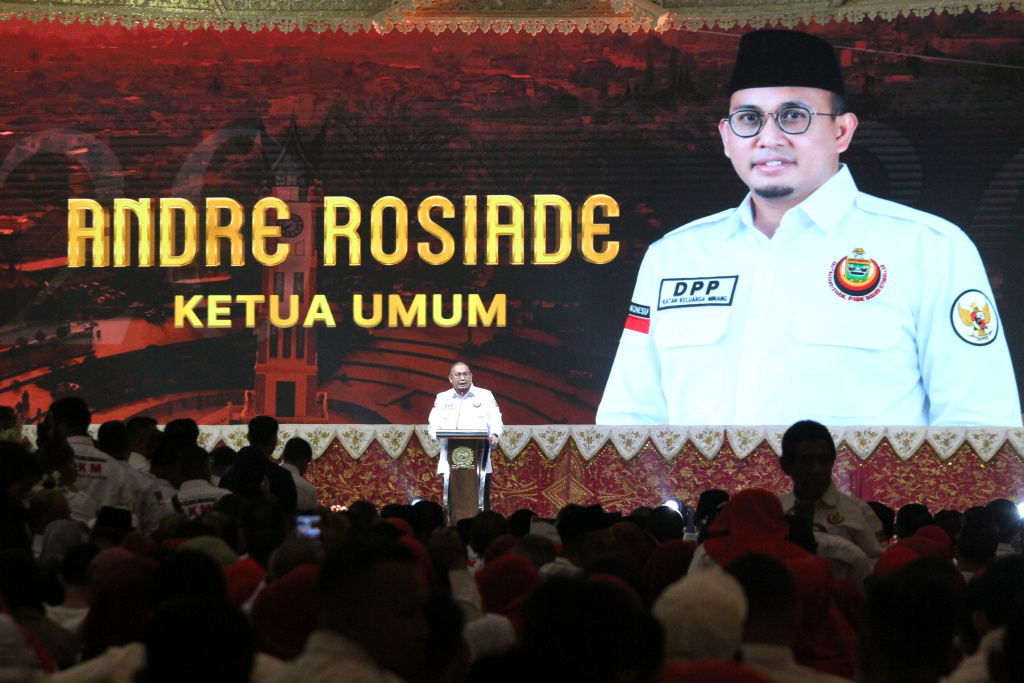 Ketua Umum DPP Ikatan Keluarga Minang Andre Rosiade menghadiri silaturahmi dan pengukuhan IKM di Gedung Nusantara IV (Ashar/SinPo.id)