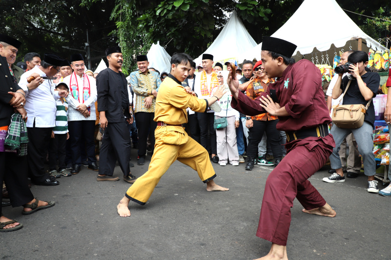 Warga Tanah Abang kembali menggelar acara tahunan Lebaran Tenaabang 2024 khas Betawi di depan kantor Kelurahan Tanah Abang (Ashar/SinPo.id)