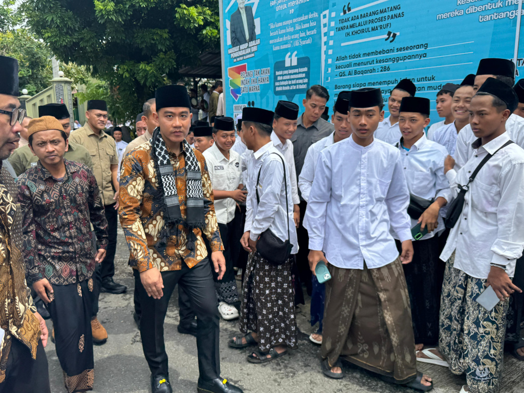 Wapres Gibran Rakabuming Raka mengunjungi dan bersilaturahmi dengan Ponpes Walisongo Sragen (Ashar/foto: Setwapres/SinPo.id)