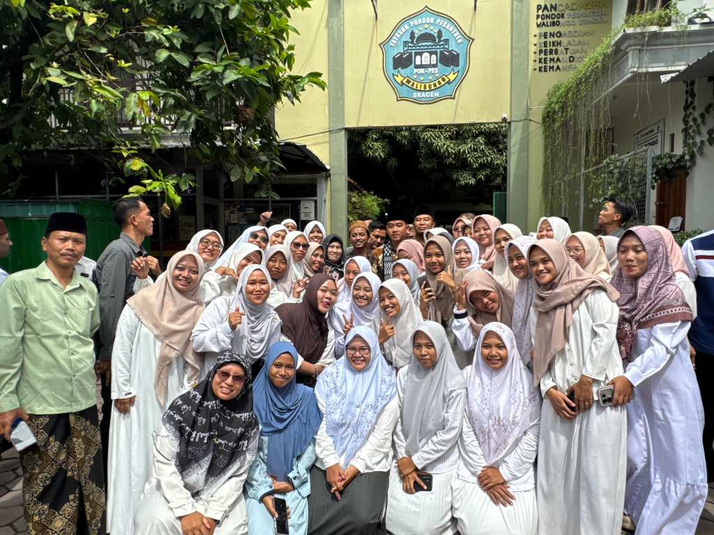 Wapres Gibran Rakabuming Raka mengunjungi dan bersilaturahmi dengan Ponpes Walisongo Sragen (Ashar/foto: Setwapres/SinPo.id)