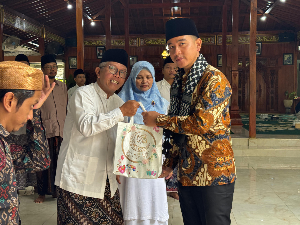 Wapres Gibran Rakabuming Raka mengunjungi dan bersilaturahmi dengan Ponpes Walisongo Sragen (Ashar/foto: Setwapres/SinPo.id)