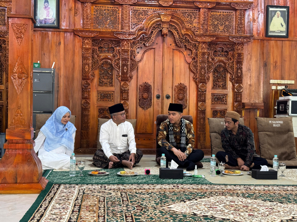Wapres Gibran Rakabuming Raka mengunjungi dan bersilaturahmi dengan Ponpes Walisongo Sragen (Ashar/foto: Setwapres/SinPo.id)