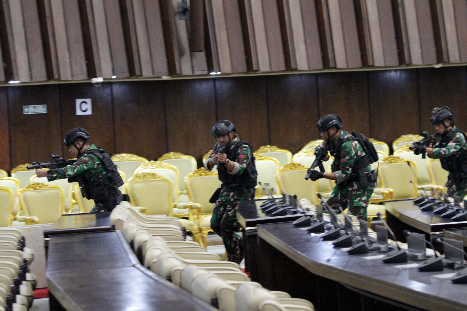 Personil TNI melakukan simulasi pengamanan pelantikan Presiden (Ashar/SinPo.id)