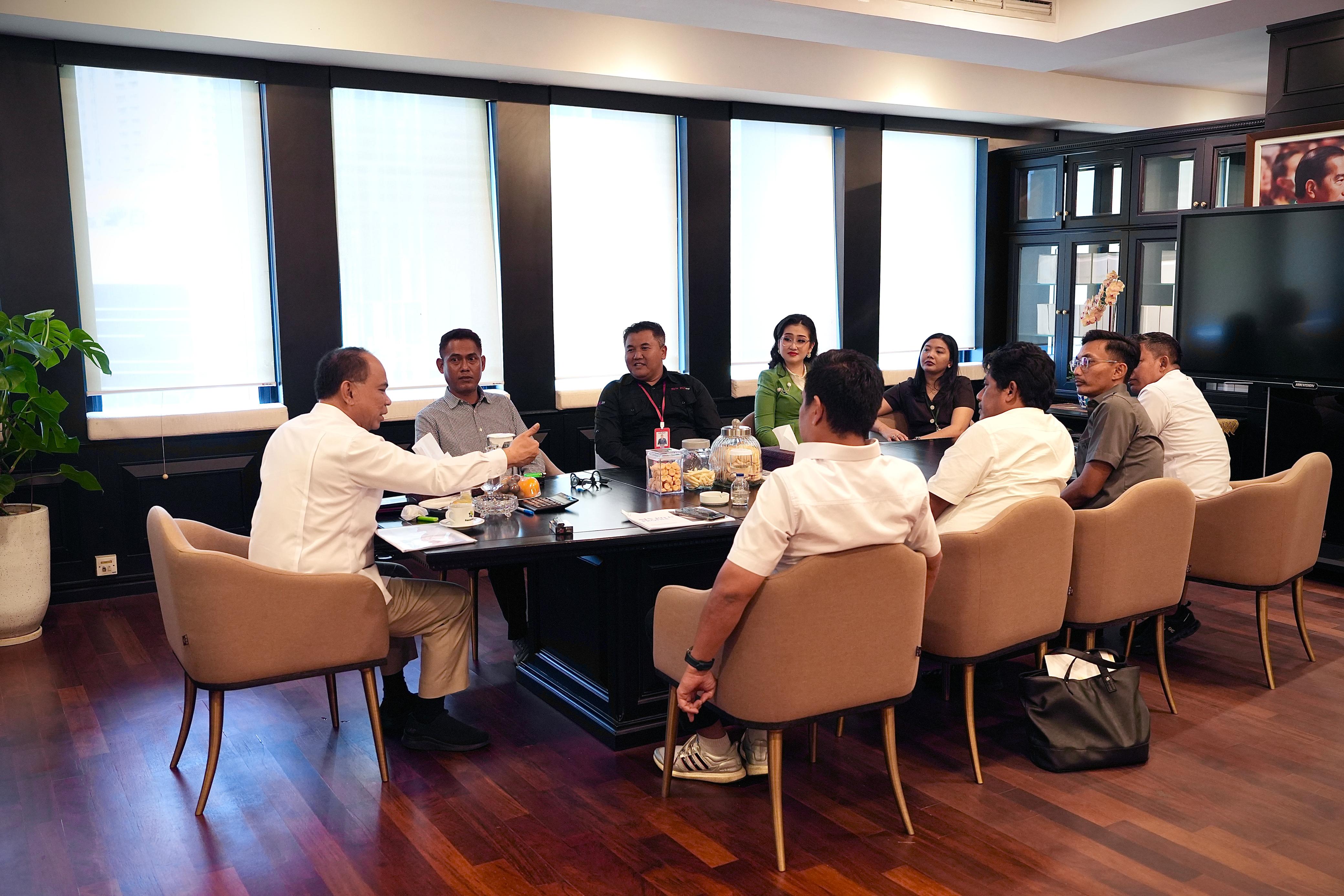 Jajaran Redaksi Sinpo TV melakukan audiensi dengan Menteri Koperasi Budi Arie Setiadi membahas koperasi desa merah putih (Ashar/SinPo.id)