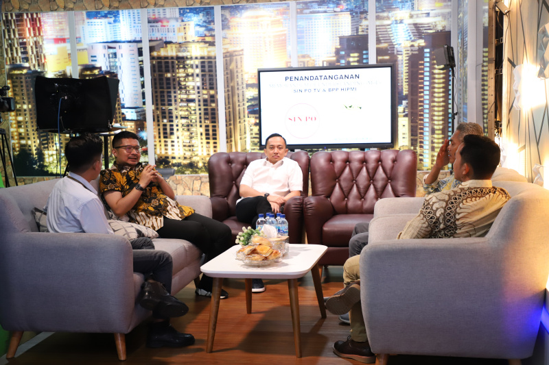 Kantor berita Sinpo TV melakukan penandatanganan MoU kerja sama dengan Ketua Umum HIPMI Akbar Buchari di Gedung Senatama (Ashar/SinPo.id)