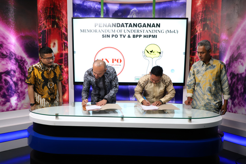 Kantor berita Sinpo TV melakukan penandatanganan MoU kerja sama dengan Ketua Umum HIPMI Akbar Buchari di Gedung Senatama (Ashar/SinPo.id)