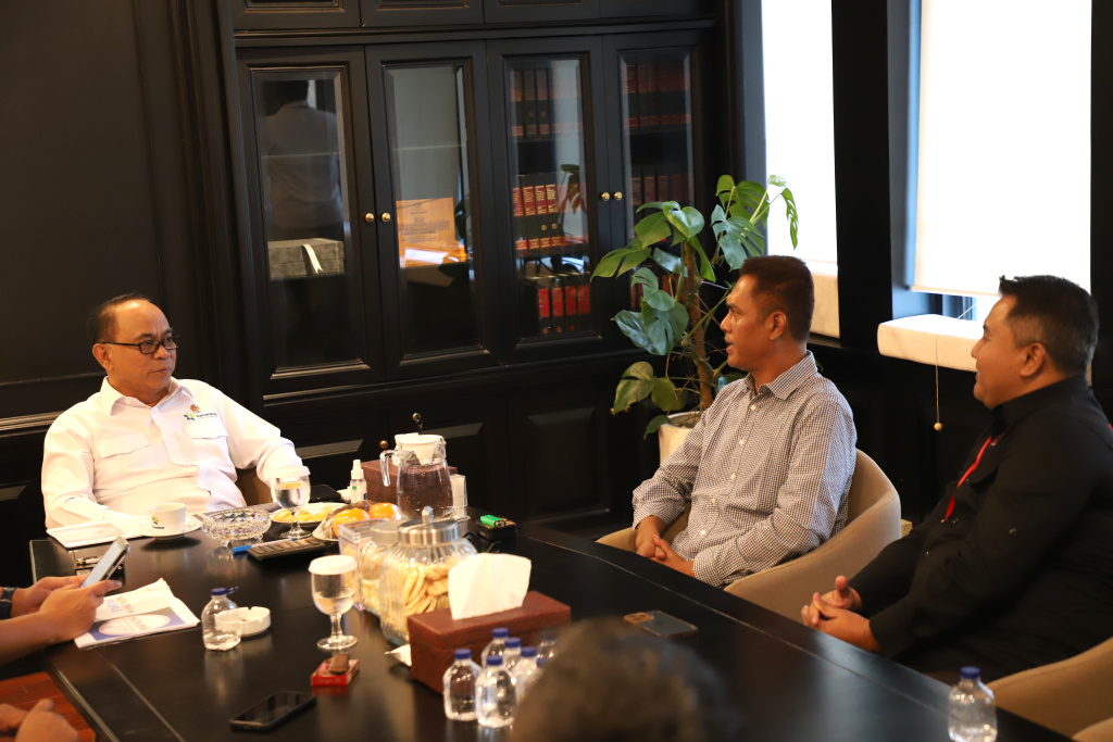 Jajaran Redaksi Sinpo TV melakukan audiensi dengan Menteri Koperasi Budi Arie Setiadi membahas koperasi desa merah putih (Ashar/SinPo.id)