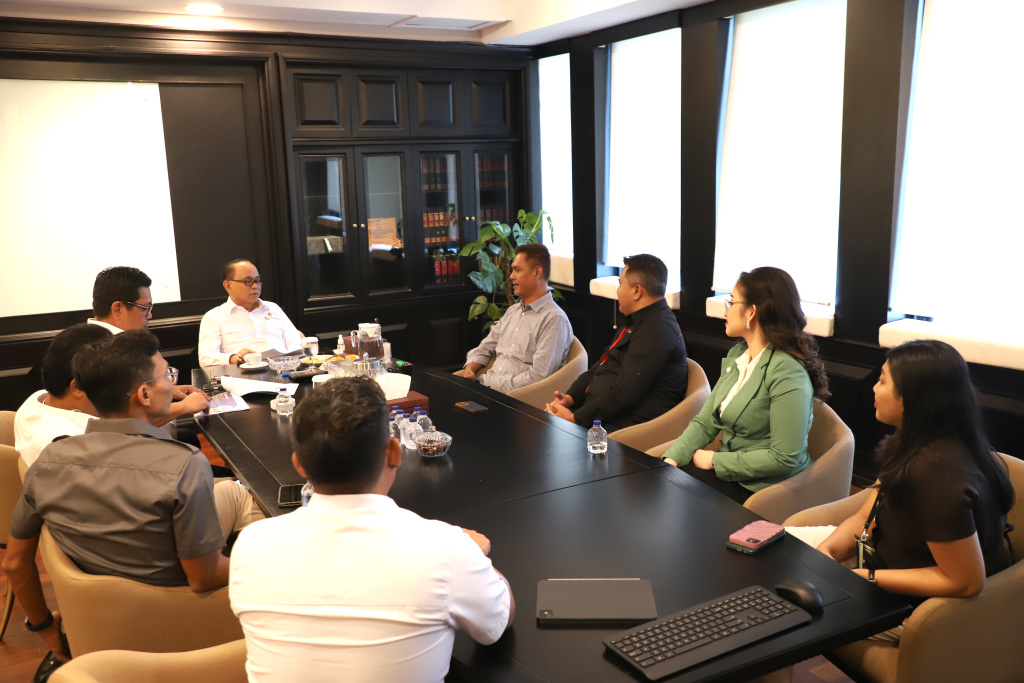 Jajaran Redaksi Sinpo TV melakukan audiensi dengan Menteri Koperasi Budi Arie Setiadi membahas koperasi desa merah putih (Ashar/SinPo.id)