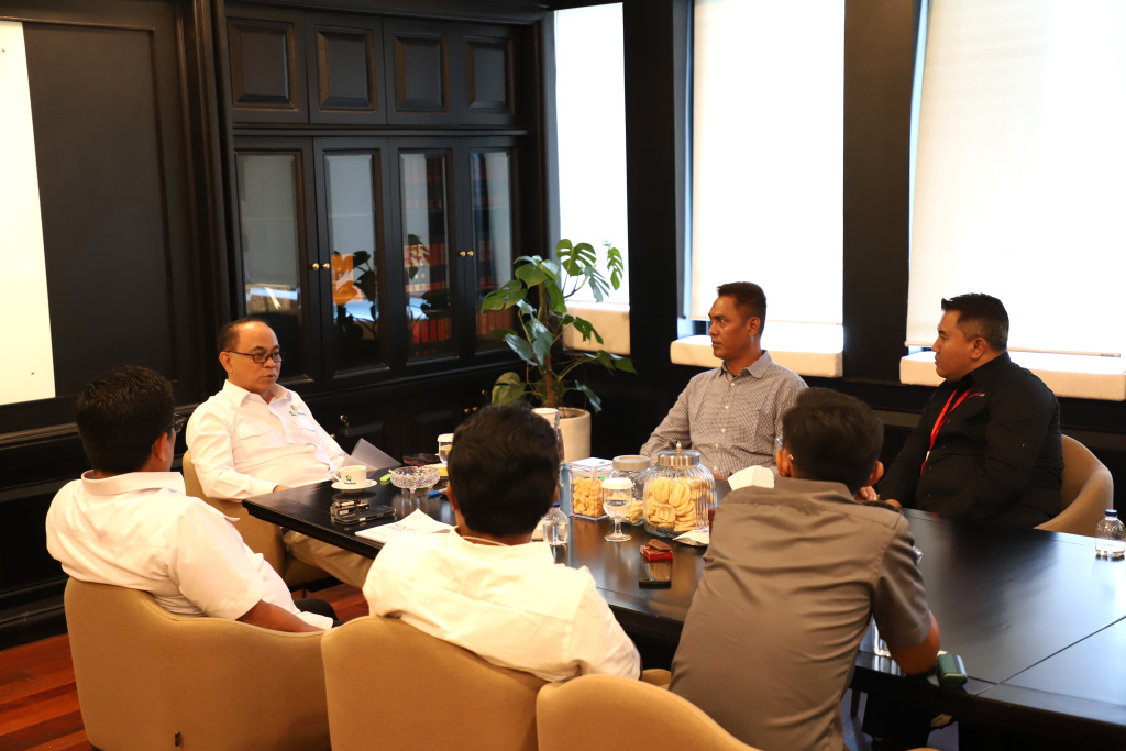 Jajaran Redaksi Sinpo TV melakukan audiensi dengan Menteri Koperasi Budi Arie Setiadi membahas koperasi desa merah putih (Ashar/SinPo.id)