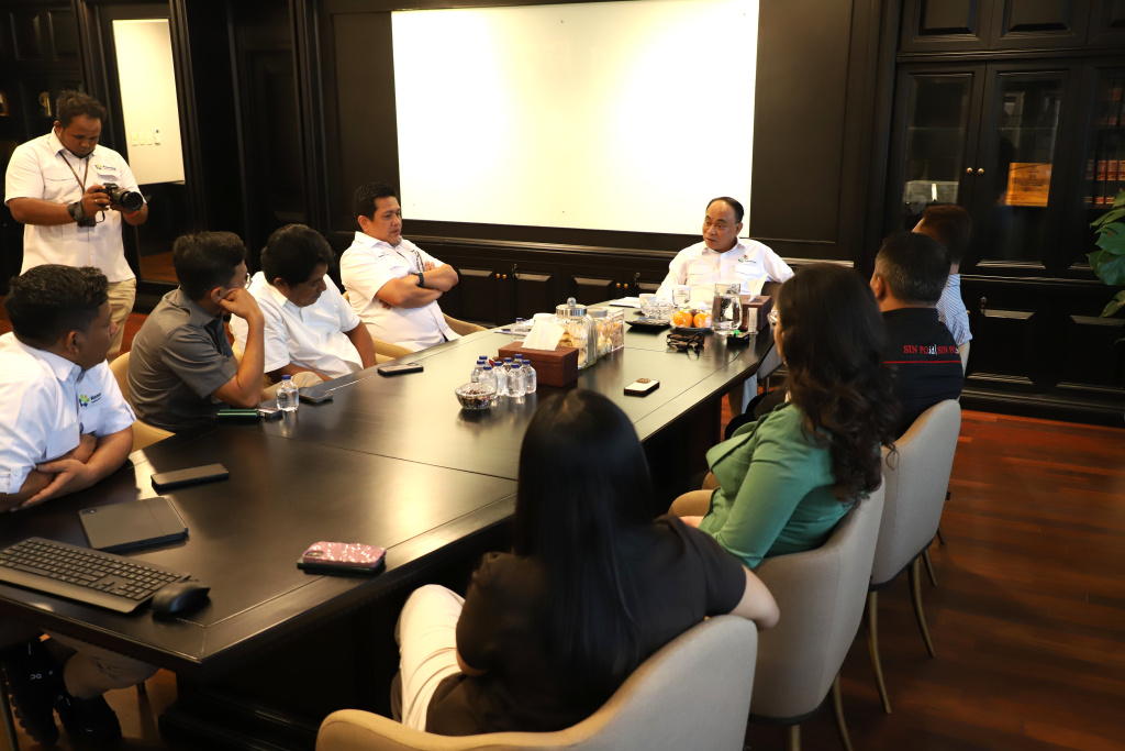 Jajaran Redaksi Sinpo TV melakukan audiensi dengan Menteri Koperasi Budi Arie Setiadi membahas koperasi desa merah putih (Ashar/SinPo.id)