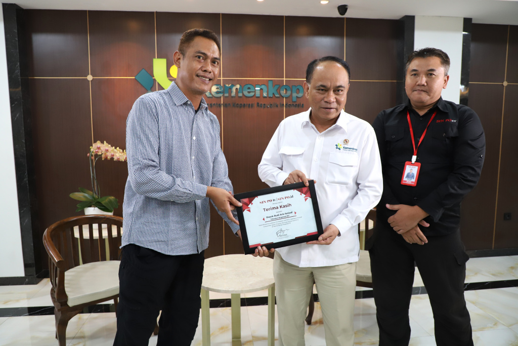 Jajaran Redaksi Sinpo TV melakukan audiensi dengan Menteri Koperasi Budi Arie Setiadi membahas koperasi desa merah putih (Ashar/SinPo.id)