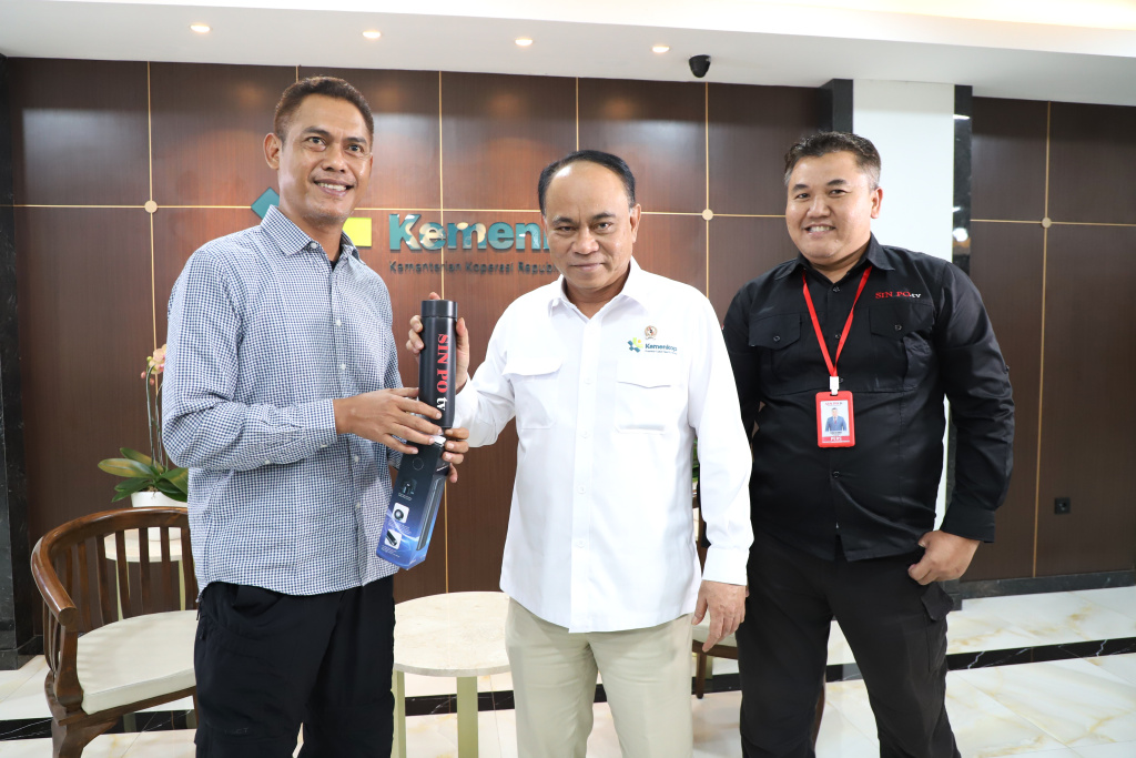 Jajaran Redaksi Sinpo TV melakukan audiensi dengan Menteri Koperasi Budi Arie Setiadi membahas koperasi desa merah putih (Ashar/SinPo.id)