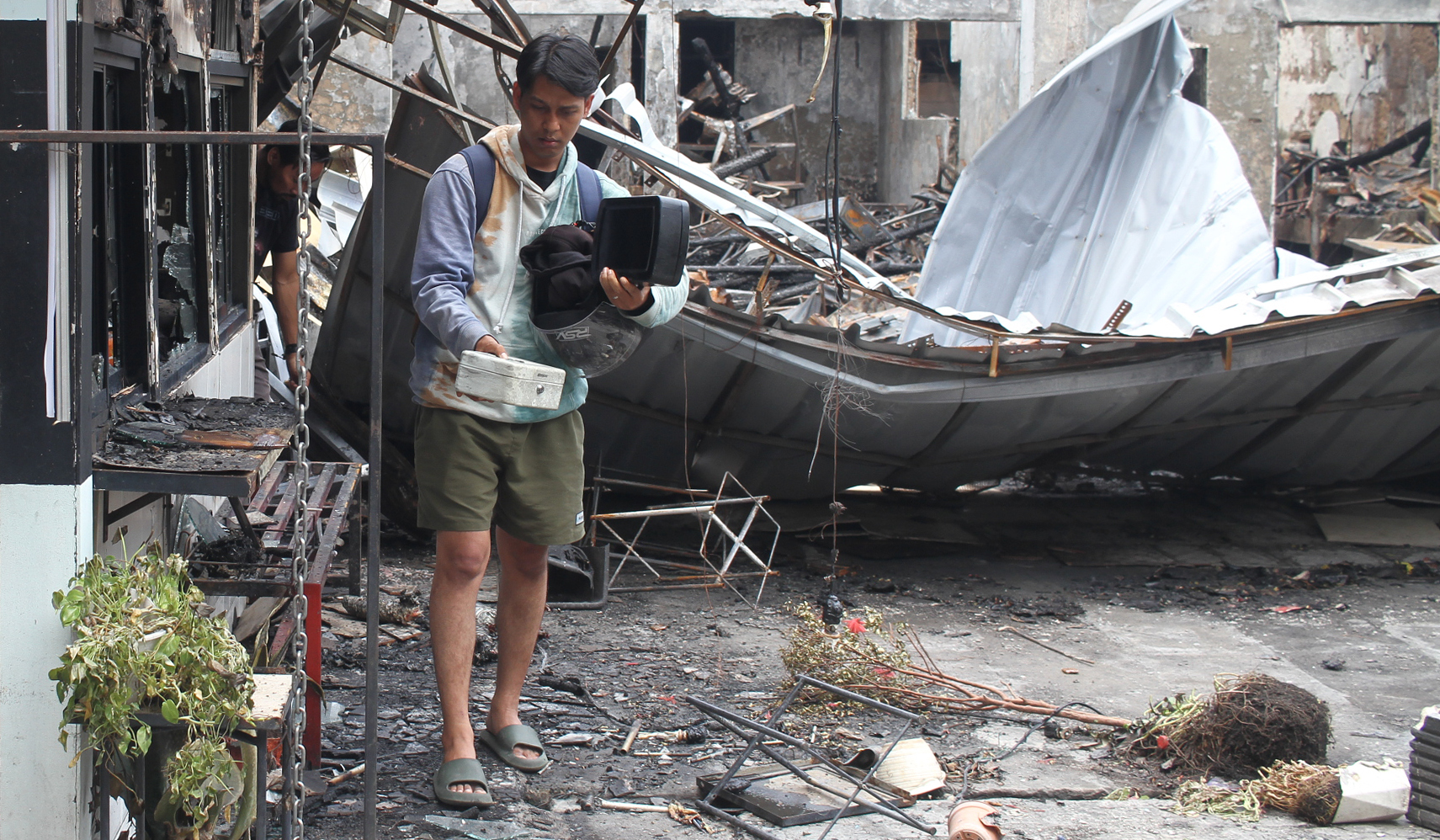 Sisa kebakaran sentra kuliner, Cipete, Jakarta. (Agus Priatna/SinPo.id)
