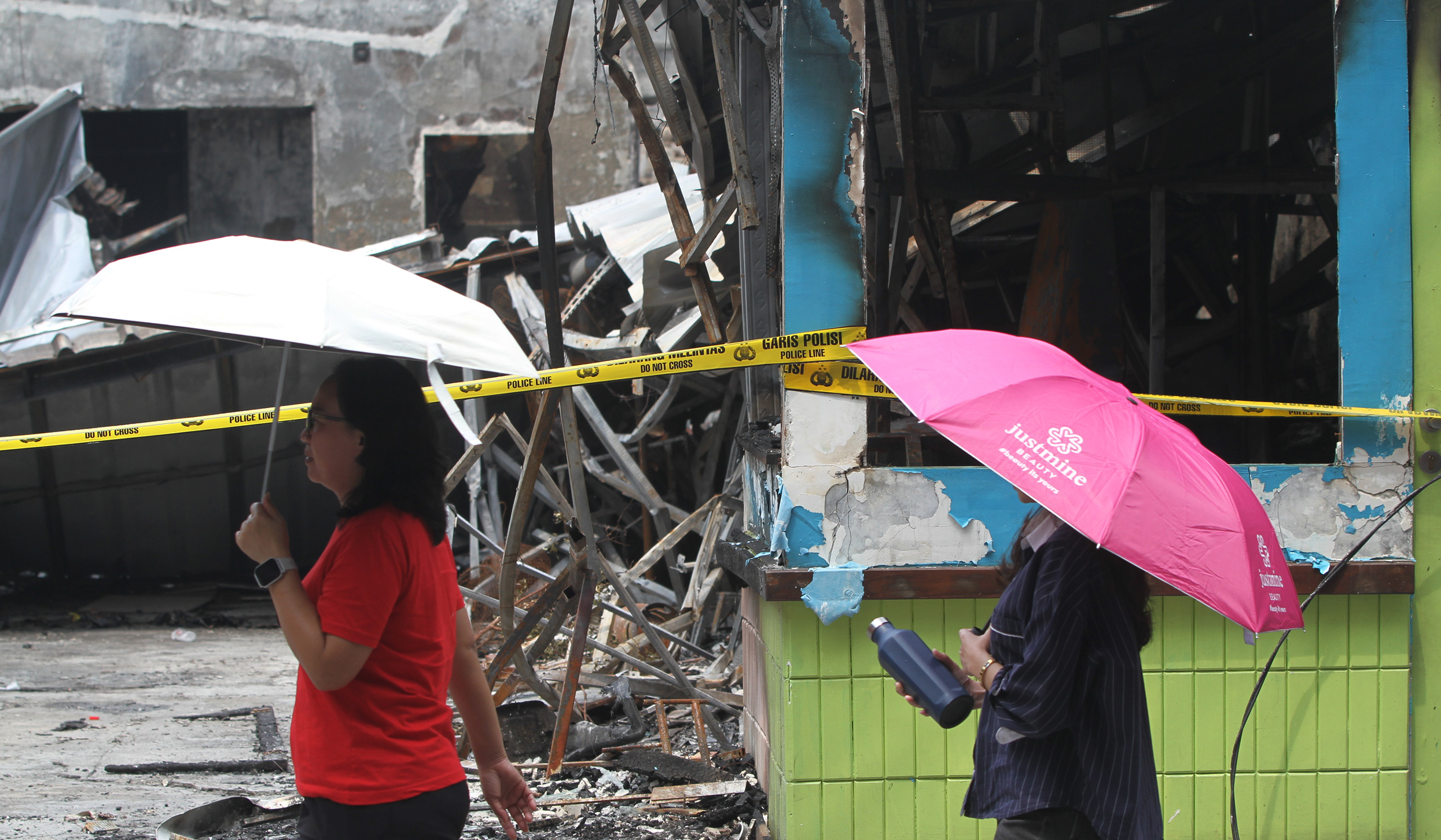 Sisa kebakaran sentra kuliner, Cipete, Jakarta. (Agus Priatna/SinPo.id)