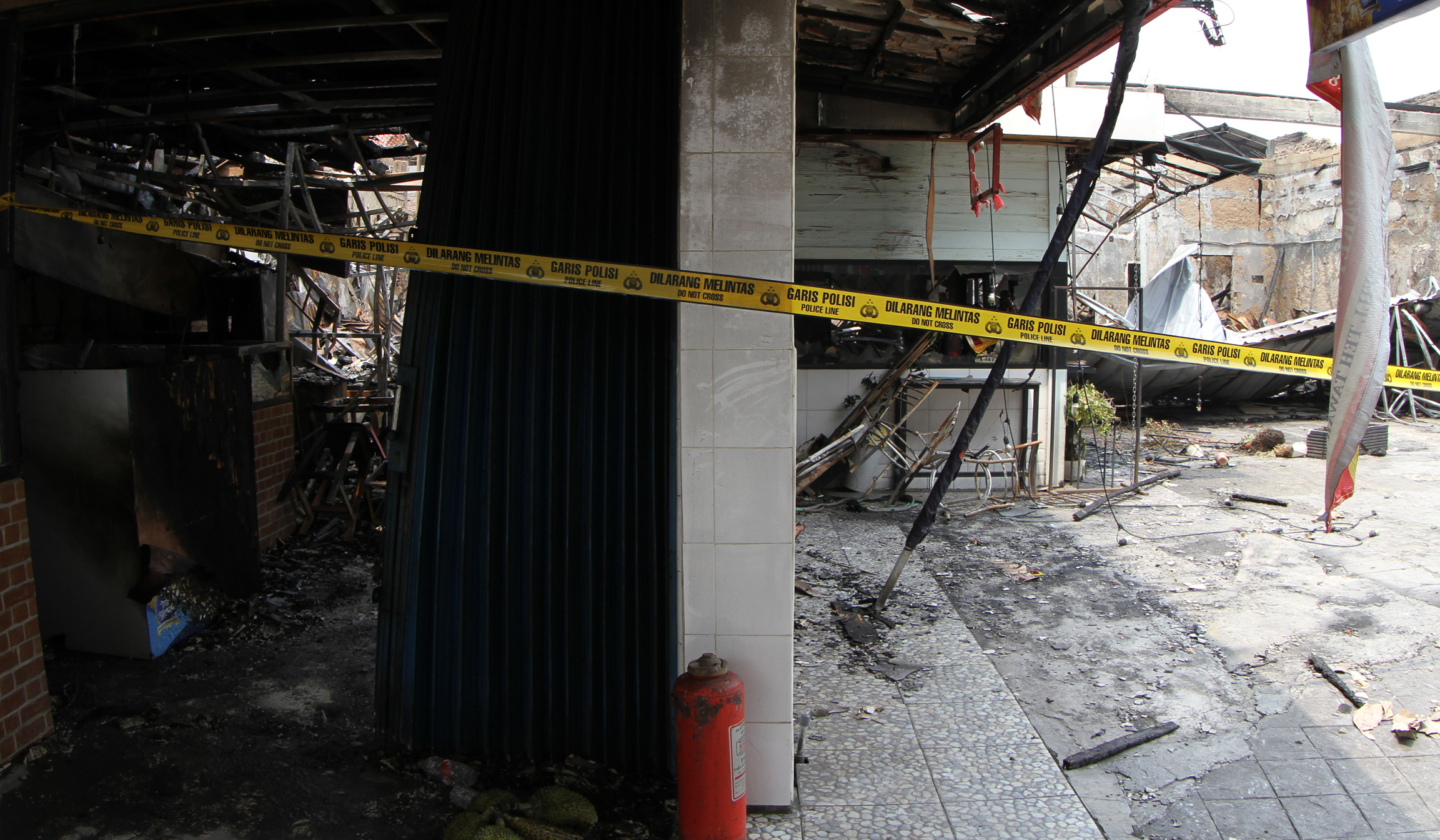 Sisa kebakaran sentra kuliner, Cipete, Jakarta. (Agus Priatna/SinPo.id)