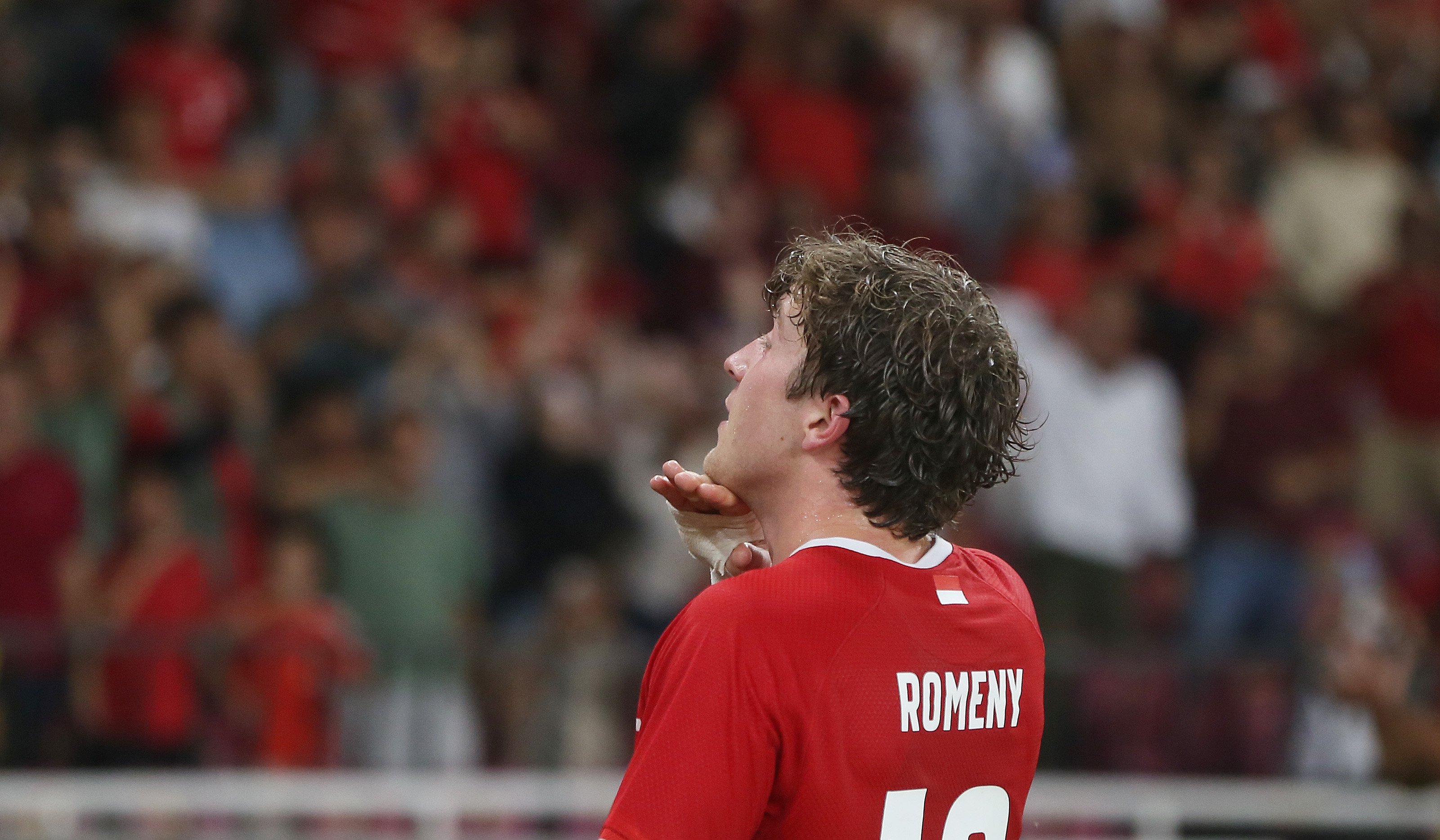 Pemain Timnas Indonesia, Ole Romeny, melakukan selebrasi usai mencetak gol. (Agus Priatna/SinPo.id)