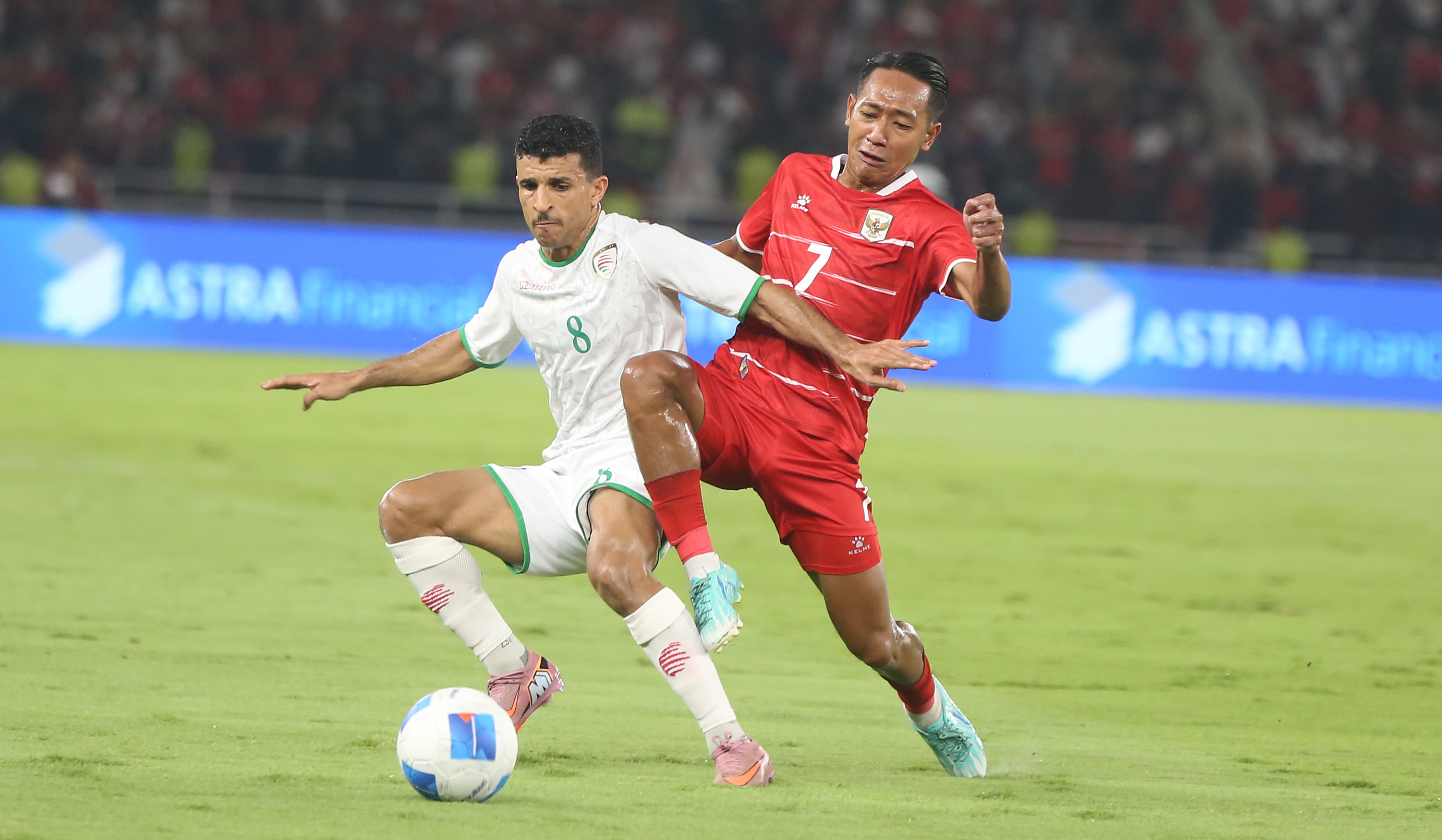 Pemain Timnas Indonesia, Ole Romeny, melakukan selebrasi usai mencetak gol. (Agus Priatna/SinPo.id)