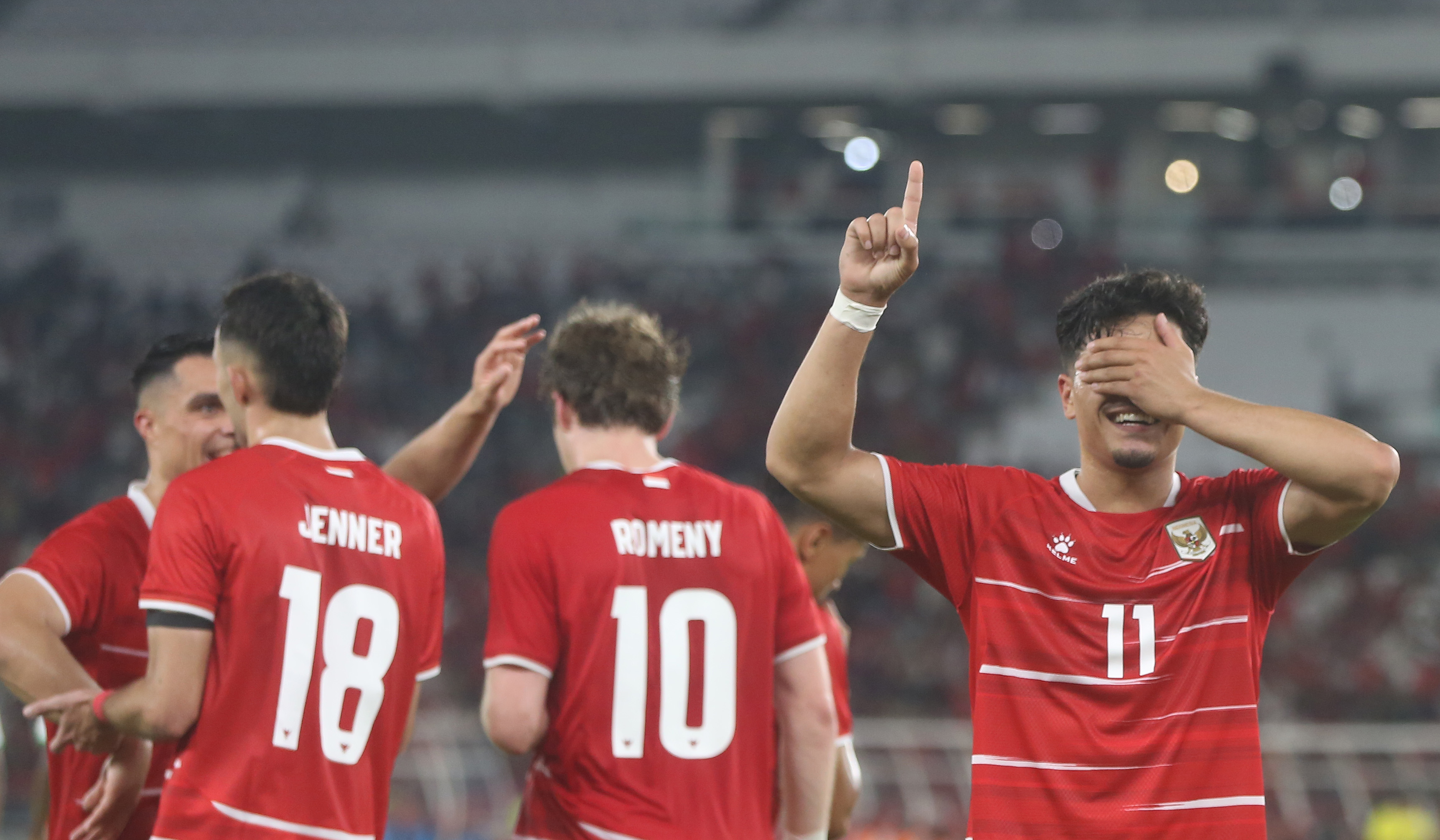 Pemain Timnas Indonesia, Ole Romeny, melakukan selebrasi usai mencetak gol. (Agus Priatna/SinPo.id)