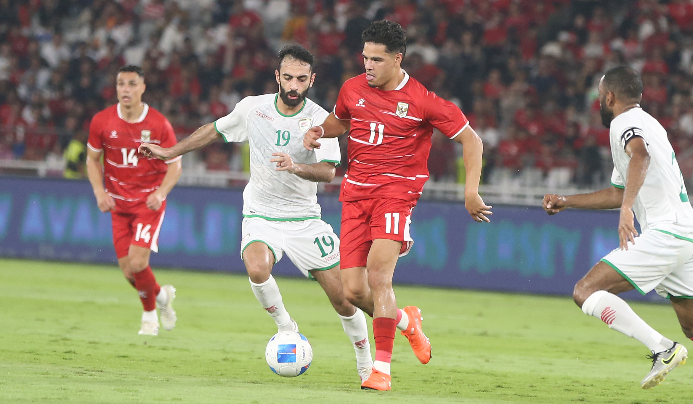 Pemain Timnas Indonesia, Ole Romeny, melakukan selebrasi usai mencetak gol. (Agus Priatna/SinPo.id)