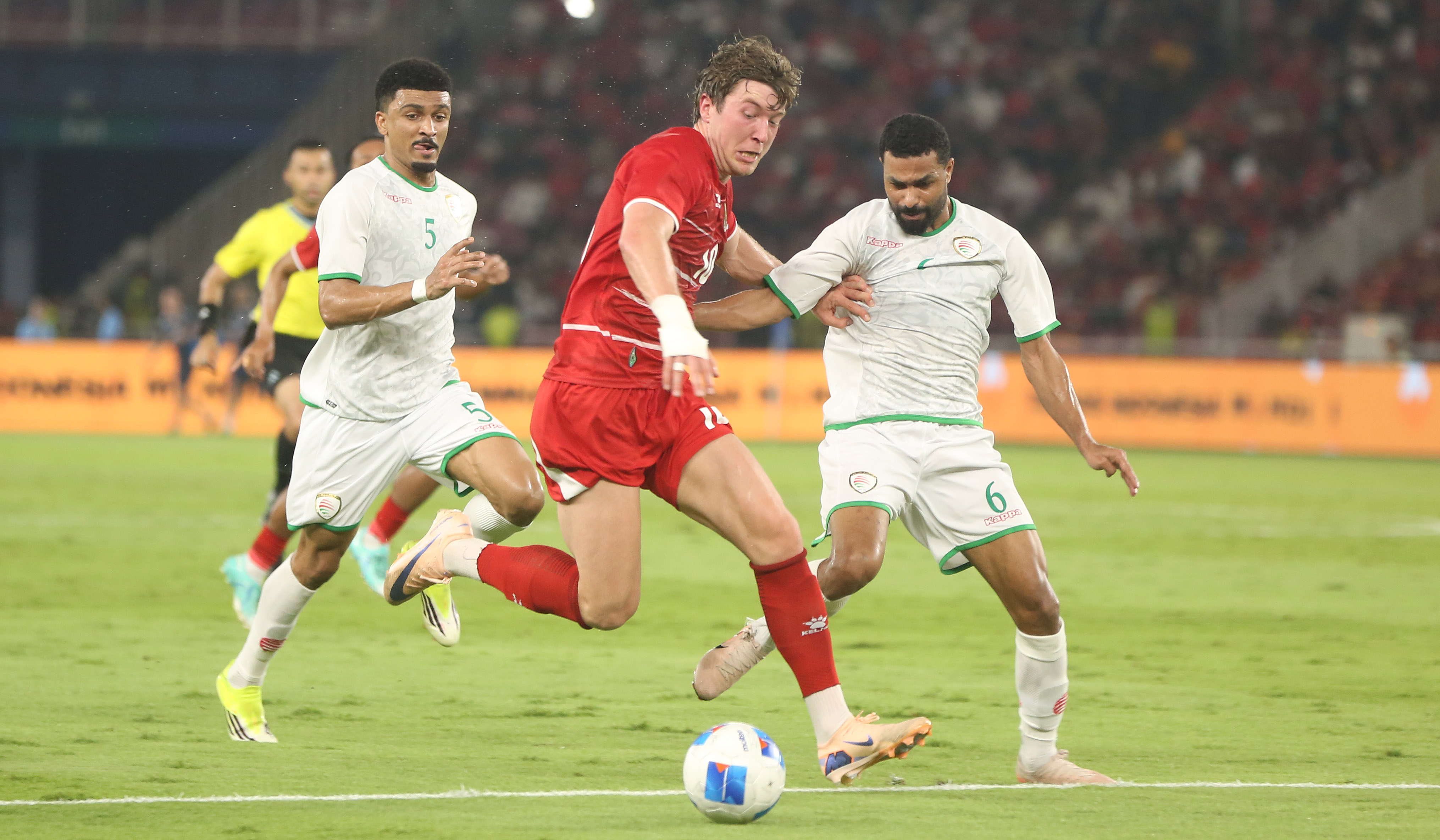 Pemain Timnas Indonesia, Ole Romeny, melakukan selebrasi usai mencetak gol. (Agus Priatna/SinPo.id)