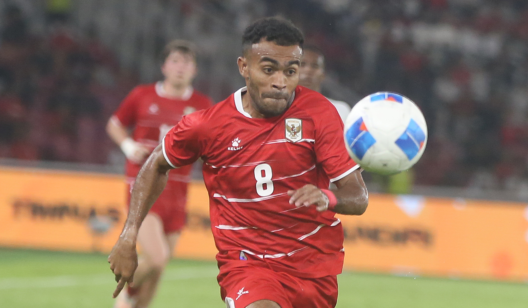 Pemain Timnas Indonesia, Ole Romeny, melakukan selebrasi usai mencetak gol. (Agus Priatna/SinPo.id)