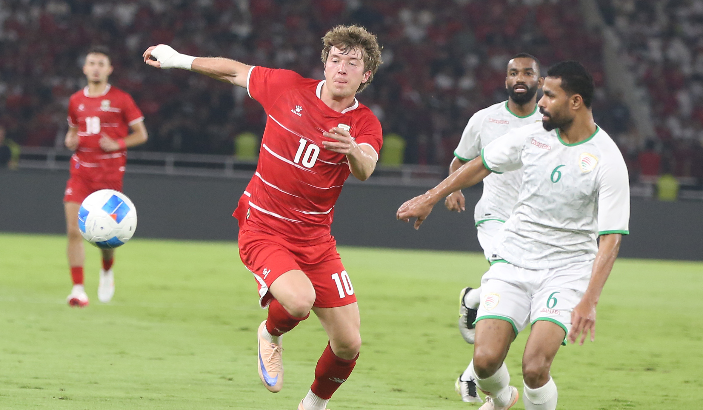 Pemain Timnas Indonesia, Ole Romeny, melakukan selebrasi usai mencetak gol. (Agus Priatna/SinPo.id)