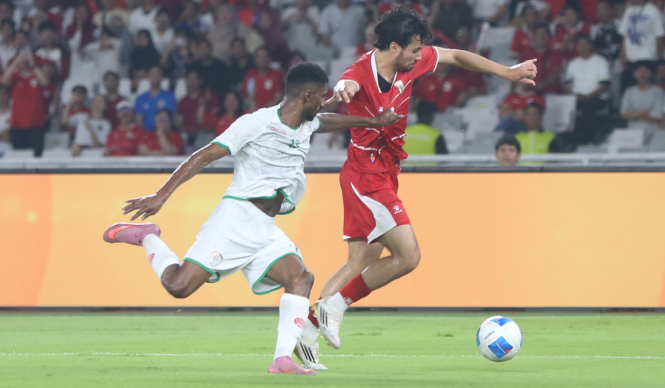 Pemain Timnas Indonesia, Ole Romeny, melakukan selebrasi usai mencetak gol. (Agus Priatna/SinPo.id)